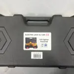 Maletín de transporte negro para gato eléctrico de 12V, incluye etiqueta con modelo FER-30, especificaciones de potencia y gráficos de uso para vehículos.