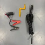 Accesorios de gato hidráulico eléctrico 12V: cable adaptador de encendedor, pinzas para batería rojas y negras y manivela manual amarilla.