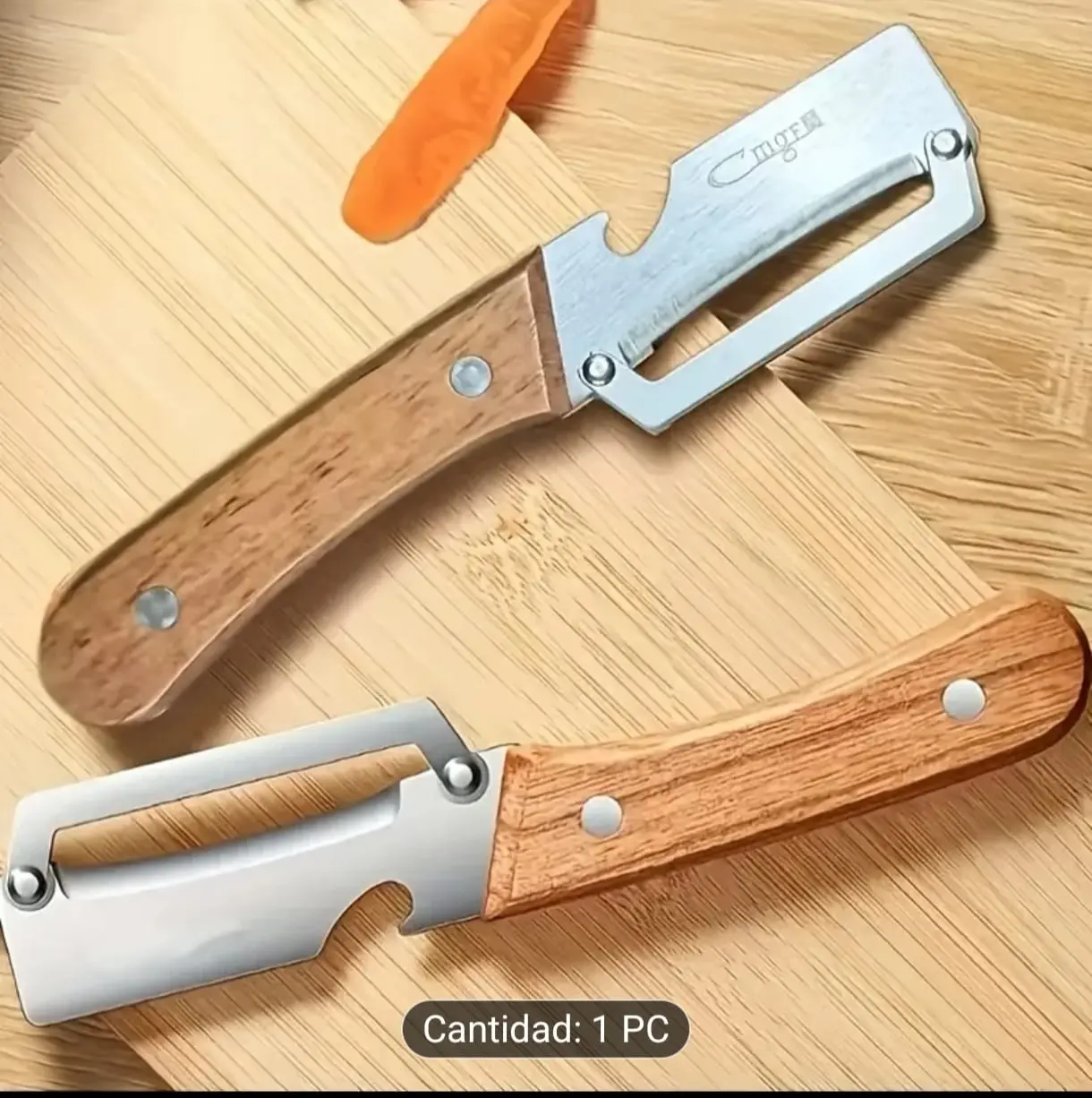 Dos cuchillos peladores de acero inoxidable con mango ergonómico de madera sobre tabla de cortar de bambú, mostrando hoja con ranura y abrebotellas.