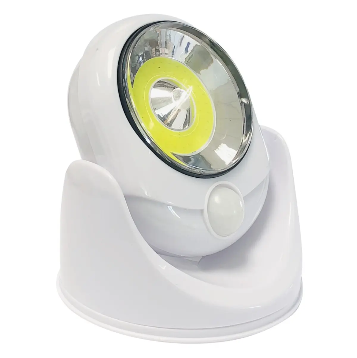 Lámpara LED blanca con sensor de movimiento, base ajustable y detalle de anillo amarillo en la lente, vista en ángulo lateral.