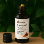 Botella ámbar de aceite de cúrcuma SkinFoll de 30ml sobre superficie de madera con tapa negra abierta y hojas verdes difuminadas de fondo.