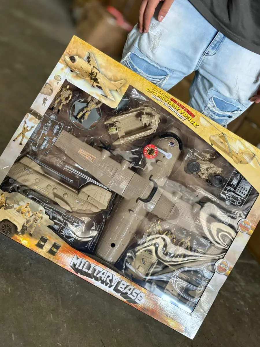 Caja de set de base militar con avión grande color arena, vehículos tácticos y figuras de soldados en empaque transparente.