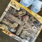 Caja de set de juguete Military Base con ventana, incluye helicóptero color arena, tanque, soldados y accesorios de temática militar de desierto.