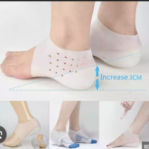 Talonera de silicona transparente con perforaciones, diseño de cuña que aumenta 3 cm la estatura y textura suave y flexible.