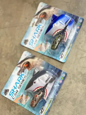 Set x2 Tiburon de juguete con mordida mecanica y carros de metal - estimula la velocidad y la creatividad de los ninos