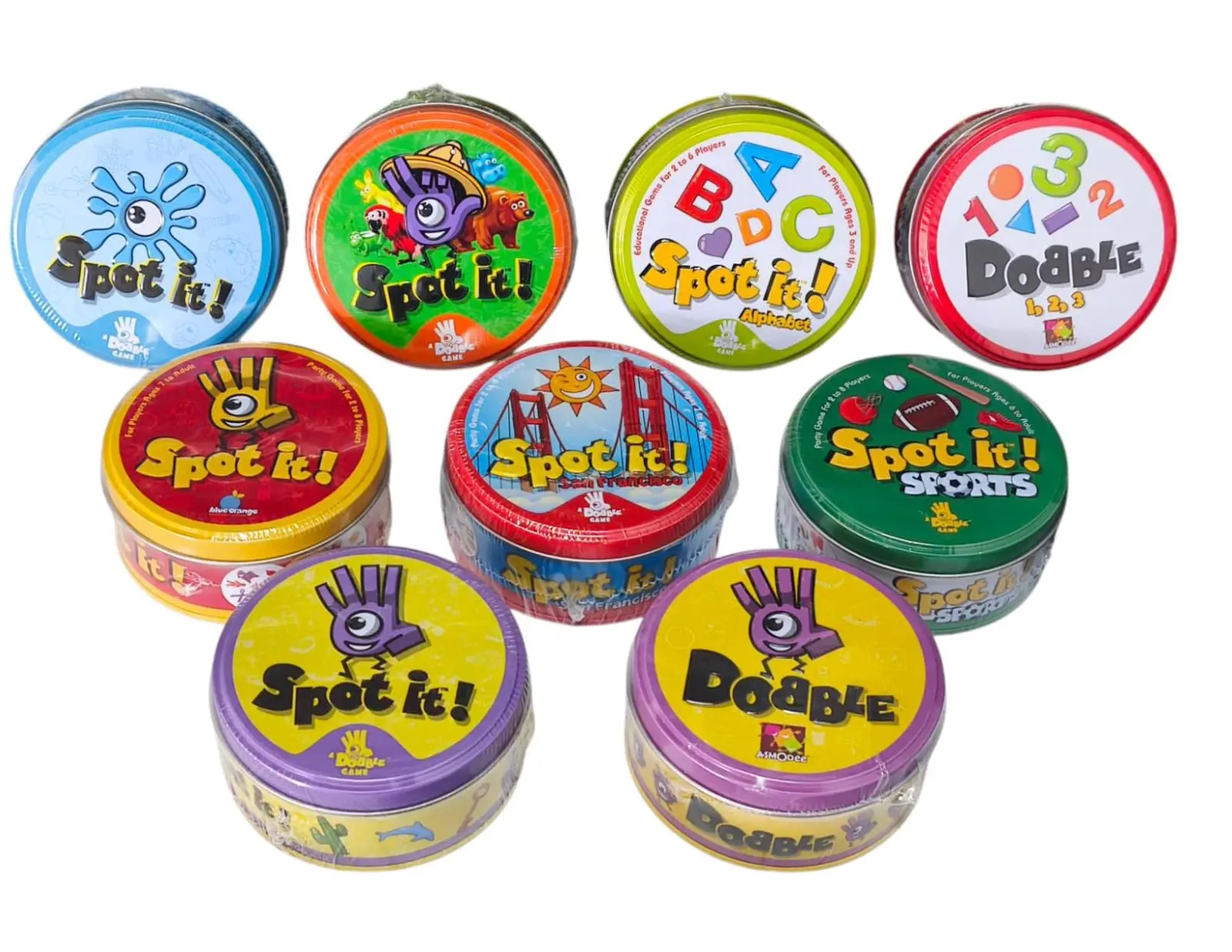Variedad de latas circulares de colores de los juegos de mesa Spot It y Dobble con temáticas de letras, números y deportes.