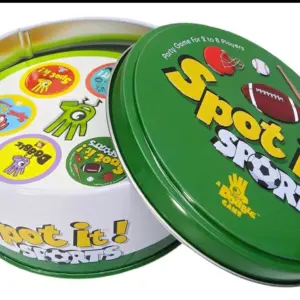 Lata metálica verde abierta de juego de mesa Spot It Sports con cubierta redonda, que muestra el mazo de cartas circulares con iconos deportivos visibles en su interior.