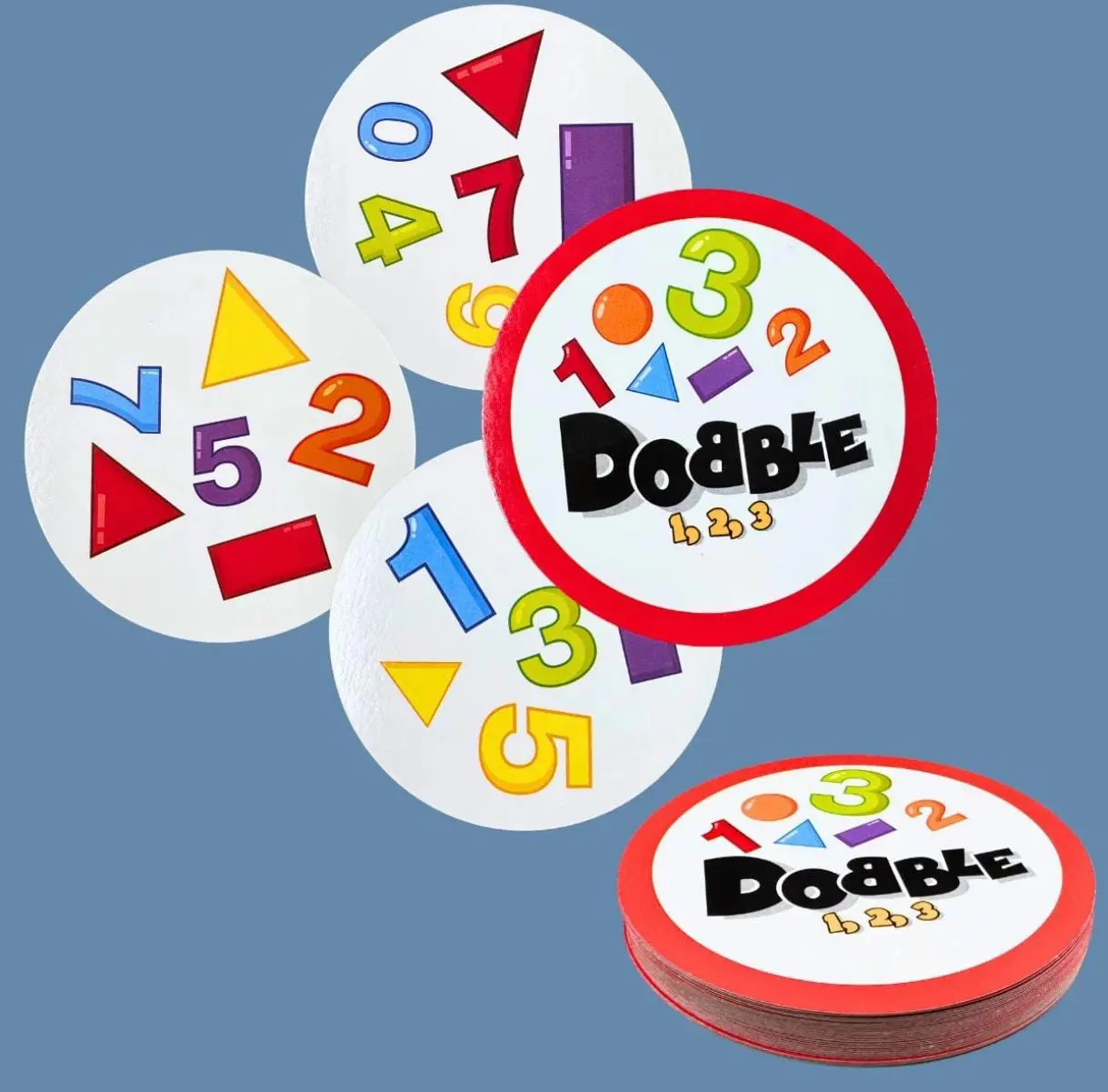 Set de juego de mesa con cartas circulares de agilidad visual, incluye baraja apilada y cuatro cartas desplegadas mostrando números y figuras coloridas.