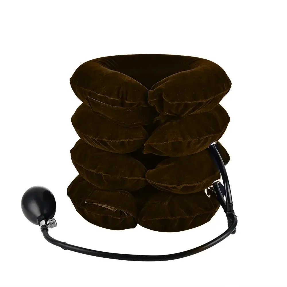 Soporte cervical inflable ajustable color marrón oscuro con textura aterciopelada y bomba de aire manual negra.