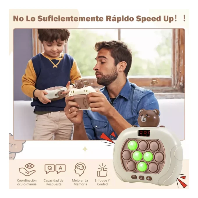 Padre e hijo jugando con dos consolas Pop It electrónicas beige de osito con luces LED verdes y panel digital.