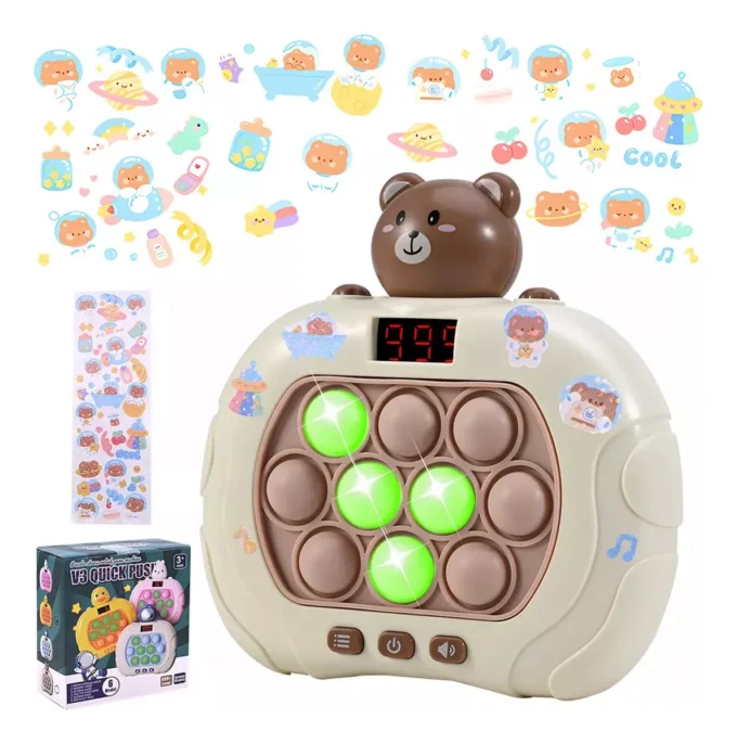 Consola de juego antiestrés beige con oso, pantalla digital LED roja y burbujas de silicona con luces verdes, acompañada de caja y calcomanías infantiles.