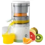 Extractor de jugos eléctrico compacto blanco y verde con boquilla antigoteo vertiendo jugo fresco en un vaso, acompañado de naranjas y kiwis.