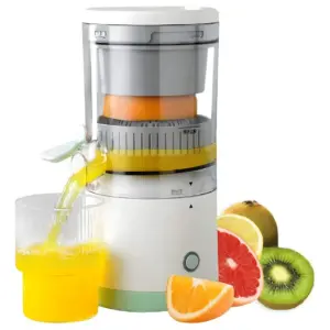 Extractor de jugos eléctrico compacto blanco y verde con boquilla antigoteo vertiendo jugo fresco en un vaso, acompañado de naranjas y kiwis.