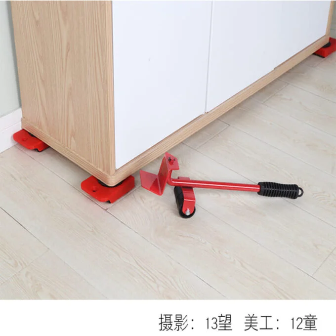 Set de levantador ergonómico rojo con palanca y ruedas para mover muebles pesados de madera sobre piso laminado.