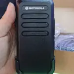 Radio intercomunicador portátil UHF Motorola negro de mano con carcasa plástica texturizada, antena integrada y tres ranuras de altavoz frontales.