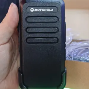 Radio intercomunicador portátil UHF Motorola negro de mano con carcasa plástica texturizada, antena integrada y tres ranuras de altavoz frontales.