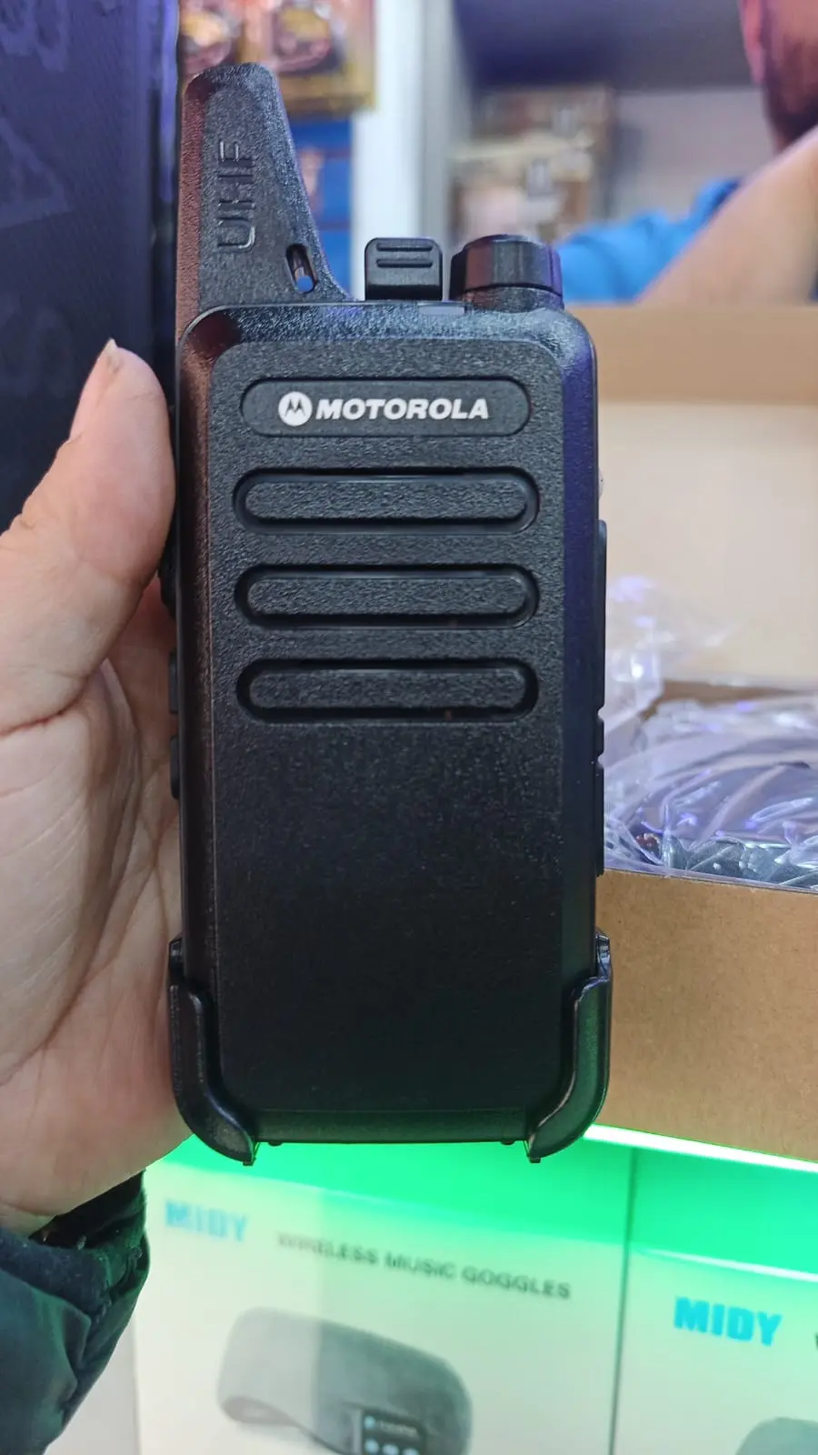 Radio intercomunicador portátil UHF Motorola negro de mano con carcasa plástica texturizada, antena integrada y tres ranuras de altavoz frontales.