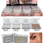 Expositor con 24 iluminadores compactos Nude en cuatro tonos brillantes, incluye muestras individuales de cada color y aplicación en rostro.