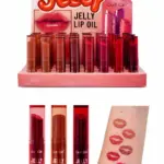Exhibidor y tubos de jelly balm hidratante brillante con color en tonos variados y muestra de tonos aplicados en la piel del antebrazo.