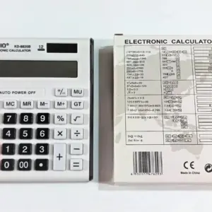 Calculadora electrónica de escritorio Kadio blanca con botones negros y rojos, mostrada de frente junto a su empaque con detalles técnicos.