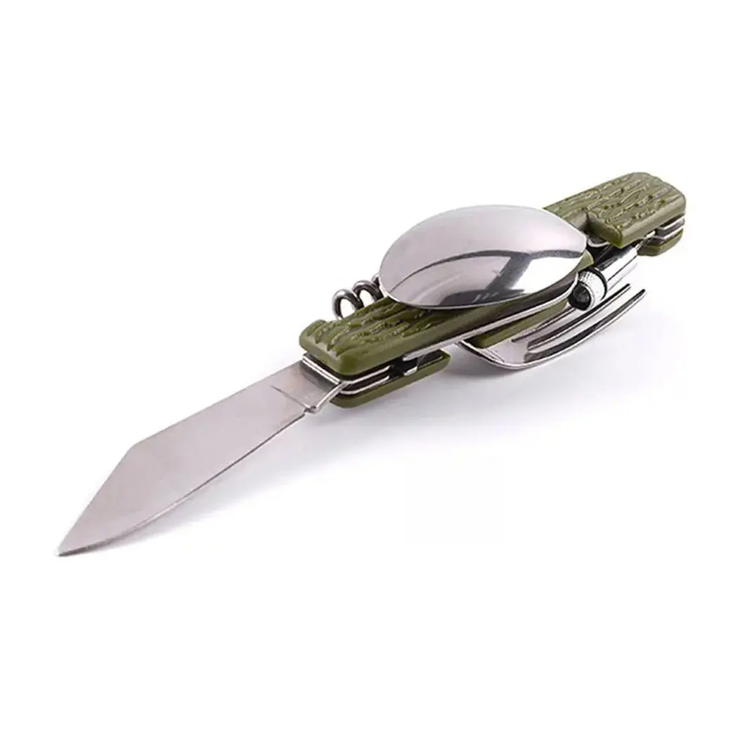 Set de cubiertos plegables para camping en acero inoxidable con mango verde texturizado, incluye cuchillo, cuchara, tenedor y sacacorchos integrados.