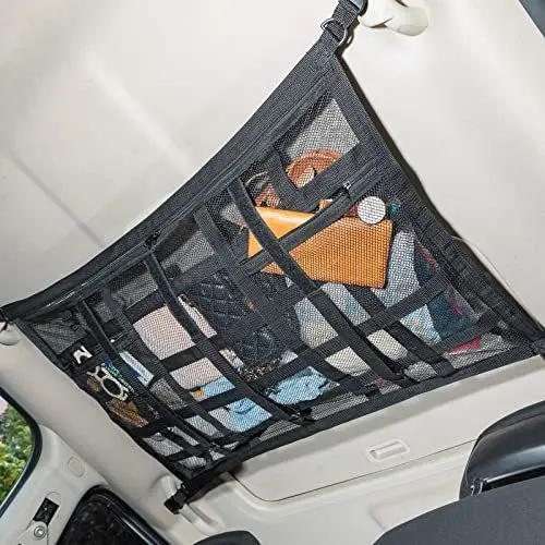 Red de techo colgante negra para auto instalada en el interior, con malla cuadriculada llena de objetos variados como carteras y prendas.