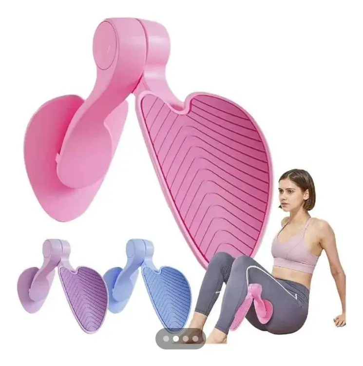 Ejercitador de suelo pélvico rosa con diseño anatómico texturizado, acompañado de versiones en morado y azul, y mujer usándolo en las piernas.