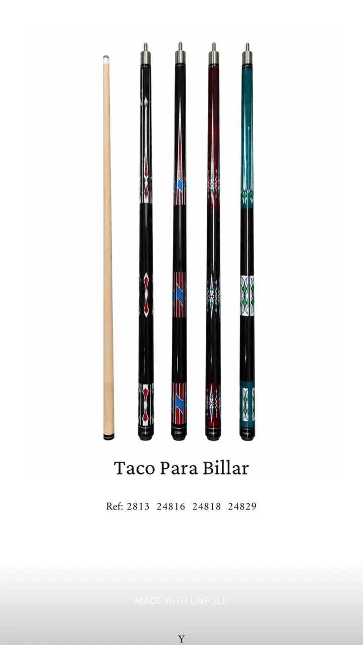 Cuatro tacos de billar desarmables con diseños decorativos en rojo, azul, verde y negro, junto a una vara de madera clara, sobre fondo blanco.