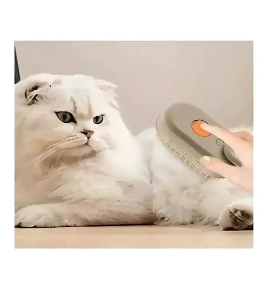 Cepillo vaporizador gris con botón naranja siendo usado para peinar y masajear el pelaje de un gato blanco de pelo largo.