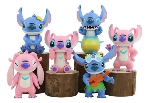Seis figuras miniatura de Stitch y Angel en colores azul y rosa, con diversas poses como Stitch con ukelele, sobre bases de madera.