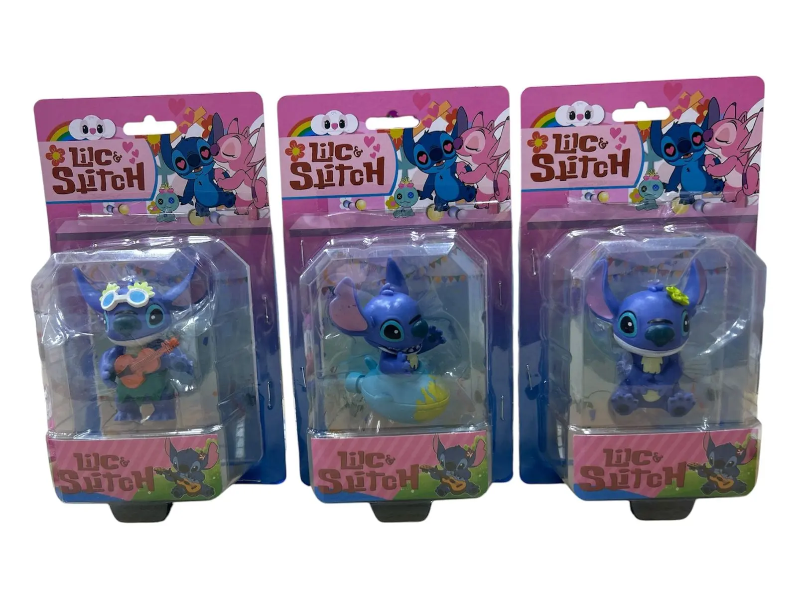 Tres empaques de figuras coleccionables de Stitch en miniatura con accesorios: gafas y ukelele, tabla de surf y sentado con una flor.