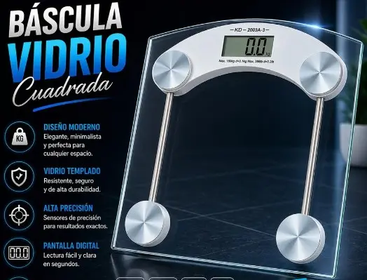 Báscula digital cuadrada de vidrio templado transparente con detalles plateados y pantalla LCD, vista en ángulo con diseño moderno y minimalista.