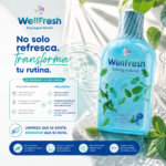 Enjuague bucal Wellfresh en botella azul con extractos de menta y eucalipto, rodeado de hojas verdes y gotas de agua en un ambiente fresco.