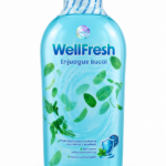 Enjuague bucal WellFresh en botella azul con diseño de hojas de menta y eucalipto para frescura y protección de encías.