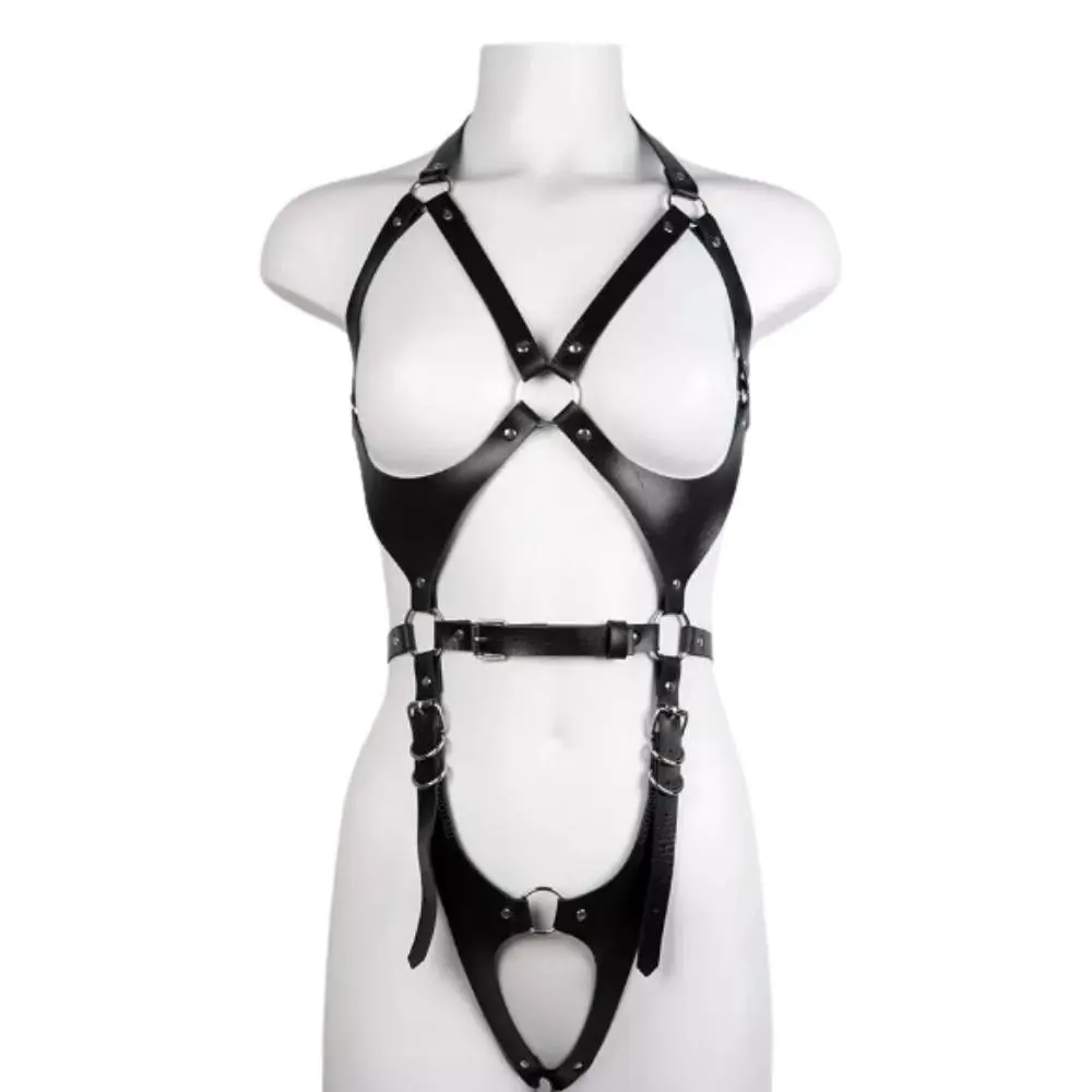 Arnés Celtic de cuero negro para mujer con diseño de tiras, anillos metálicos y hebillas ajustables, mostrado sobre maniquí blanco.
