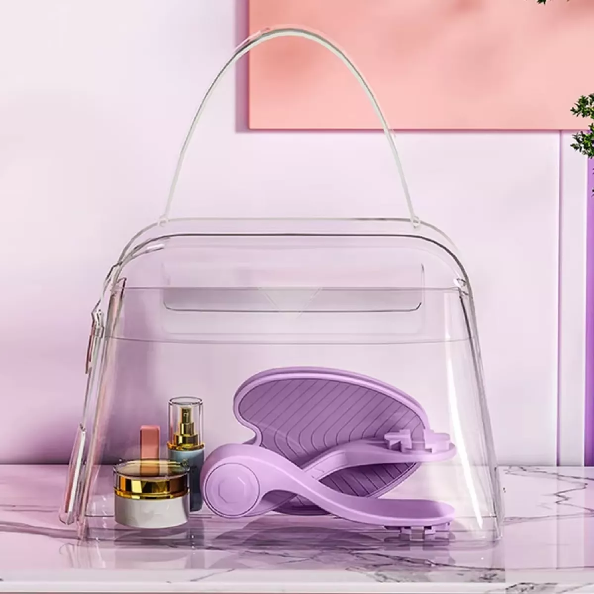 Bolso transparente con ejercitador de suelo pélvico morado y frascos cosméticos en su interior.