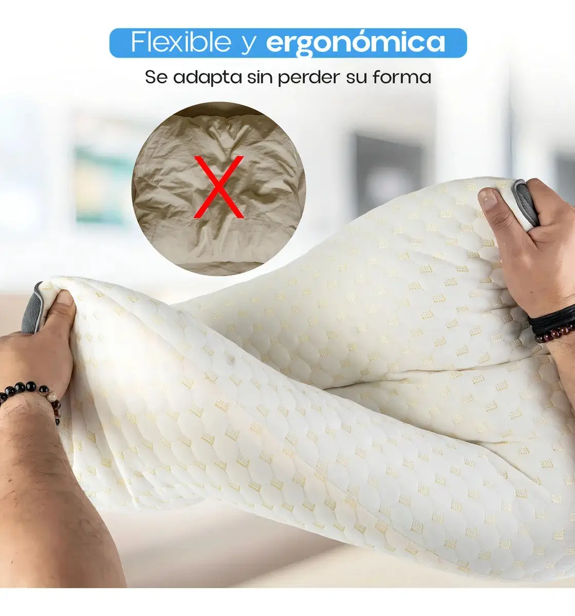 Almohada ortopédica blanca con patrón de rombos siendo doblada para mostrar su flexibilidad y capacidad de recuperar su forma
