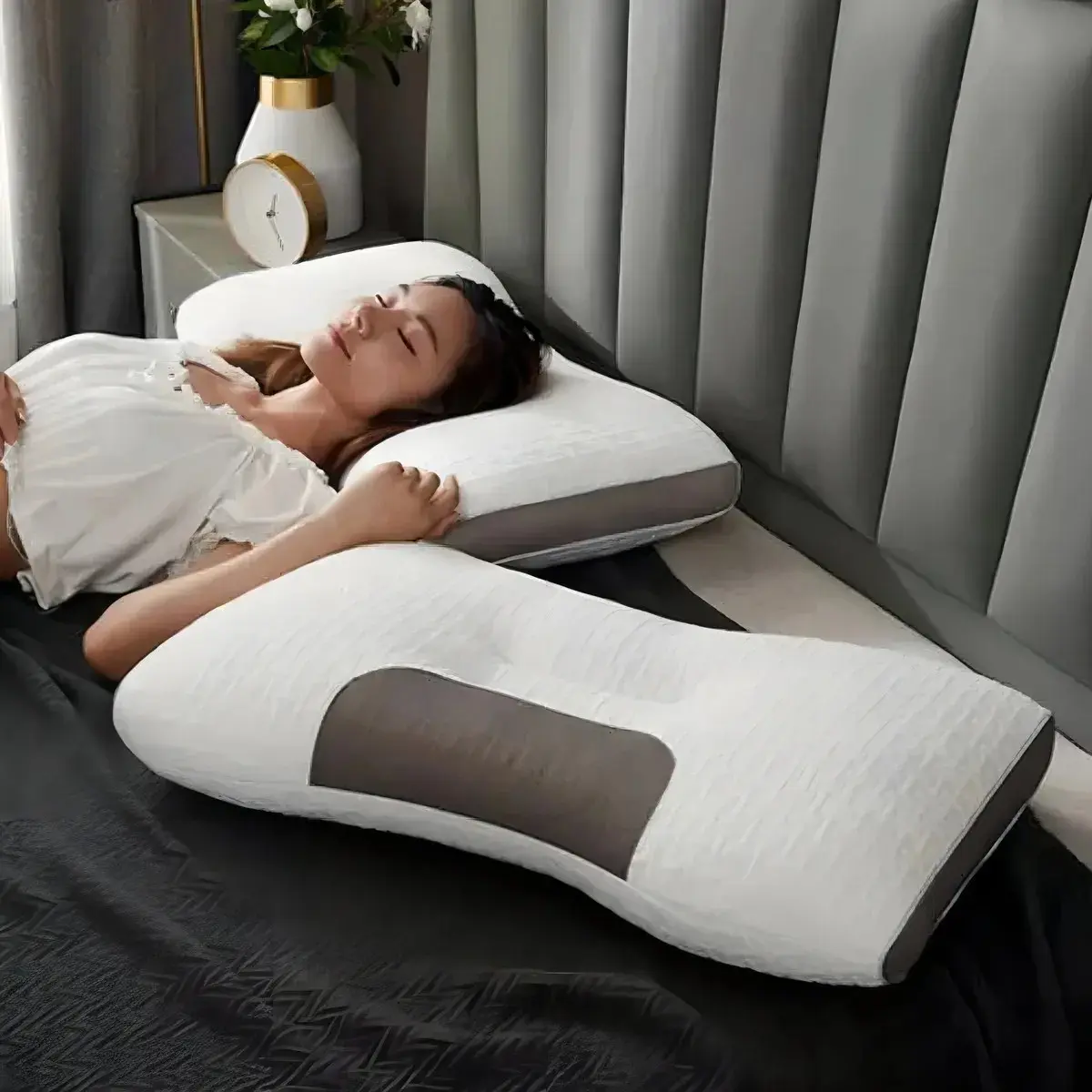 Set de almohadas ortopédicas blancas y grises con textura; incluye almohada para el cuello y almohada larga para el cuerpo.