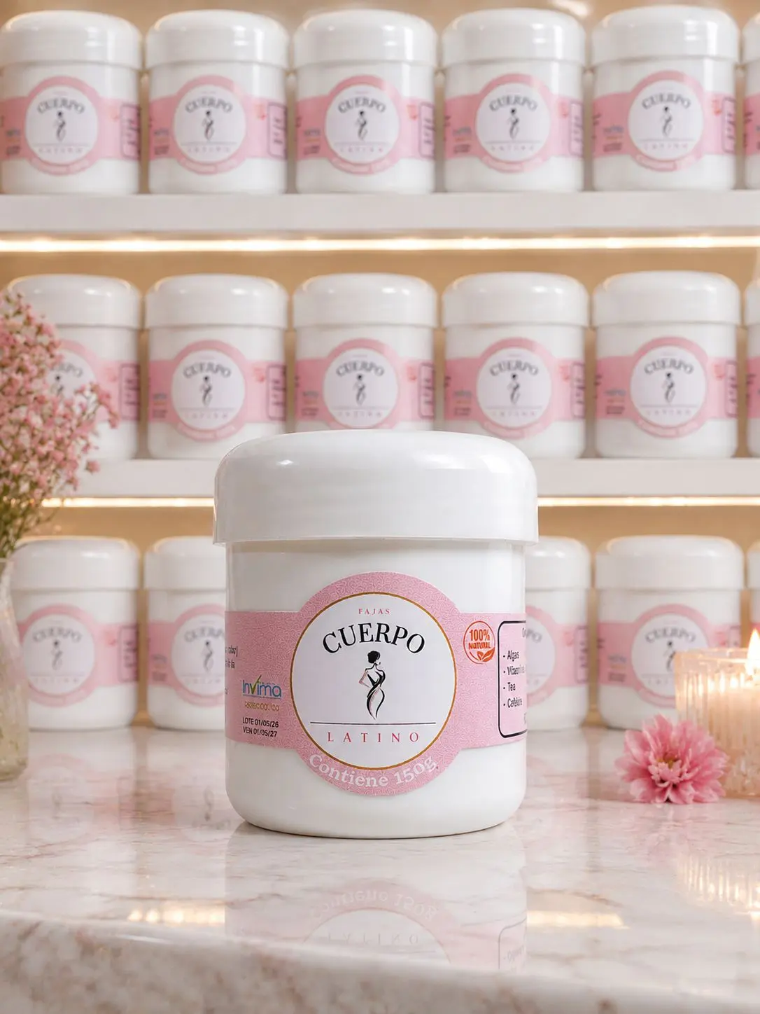 Tarro de gel reductor blanco de 150g con etiqueta rosa, sobre superficie de mármol y estantería llena de frascos idénticos al fondo.