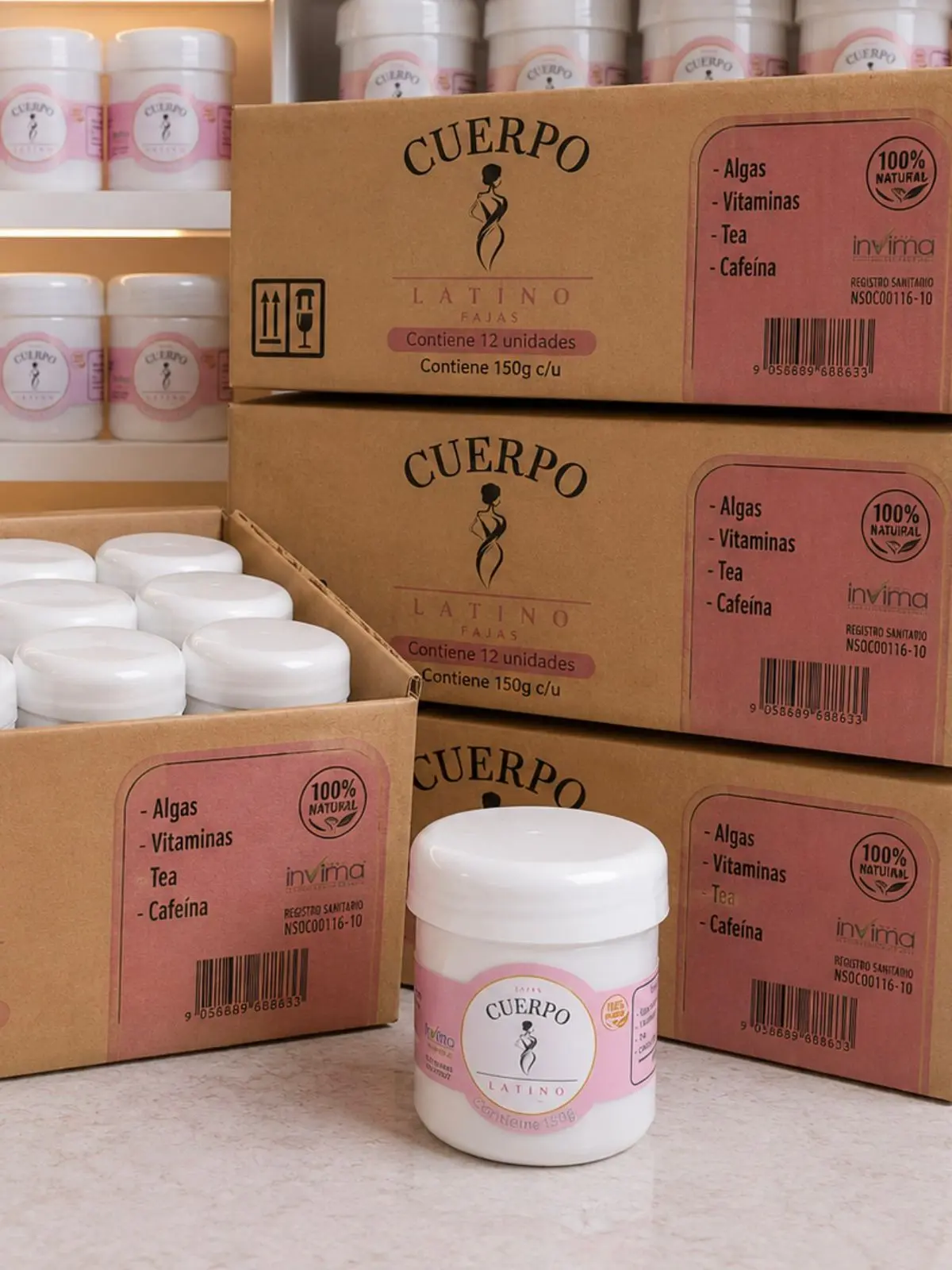 Frasco blanco de gel reductor Cuerpo Latino con etiqueta rosa junto a cajas de cartón con unidades de 150g, cafeína, té y algas.