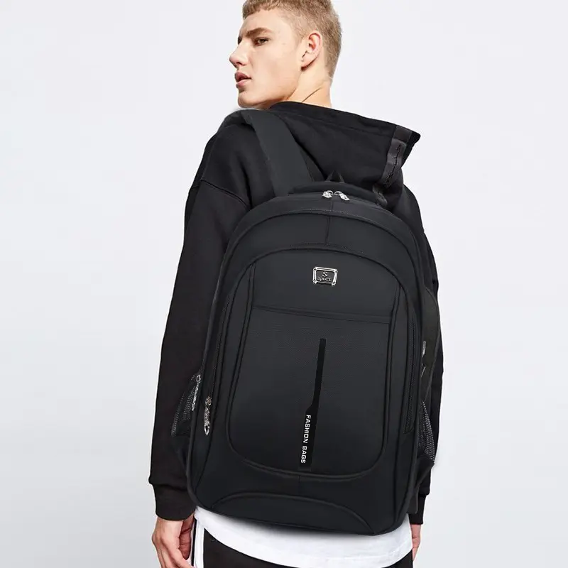 Mochila urbana Oxford negra de 45 litros para laptop, con múltiples compartimentos, espalda acolchada y diseño ergonómico de uso diario.