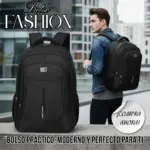 Mochila ejecutiva negra con múltiples compartimentos y diseño ergonómico, mostrada de frente y siendo usada por un hombre en un entorno urbano.