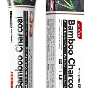 Tubo de pasta dental blanqueadora Sadoer Bamboo Charcoal con carbón activado, junto a su caja vertical con diseño negro y blanco.