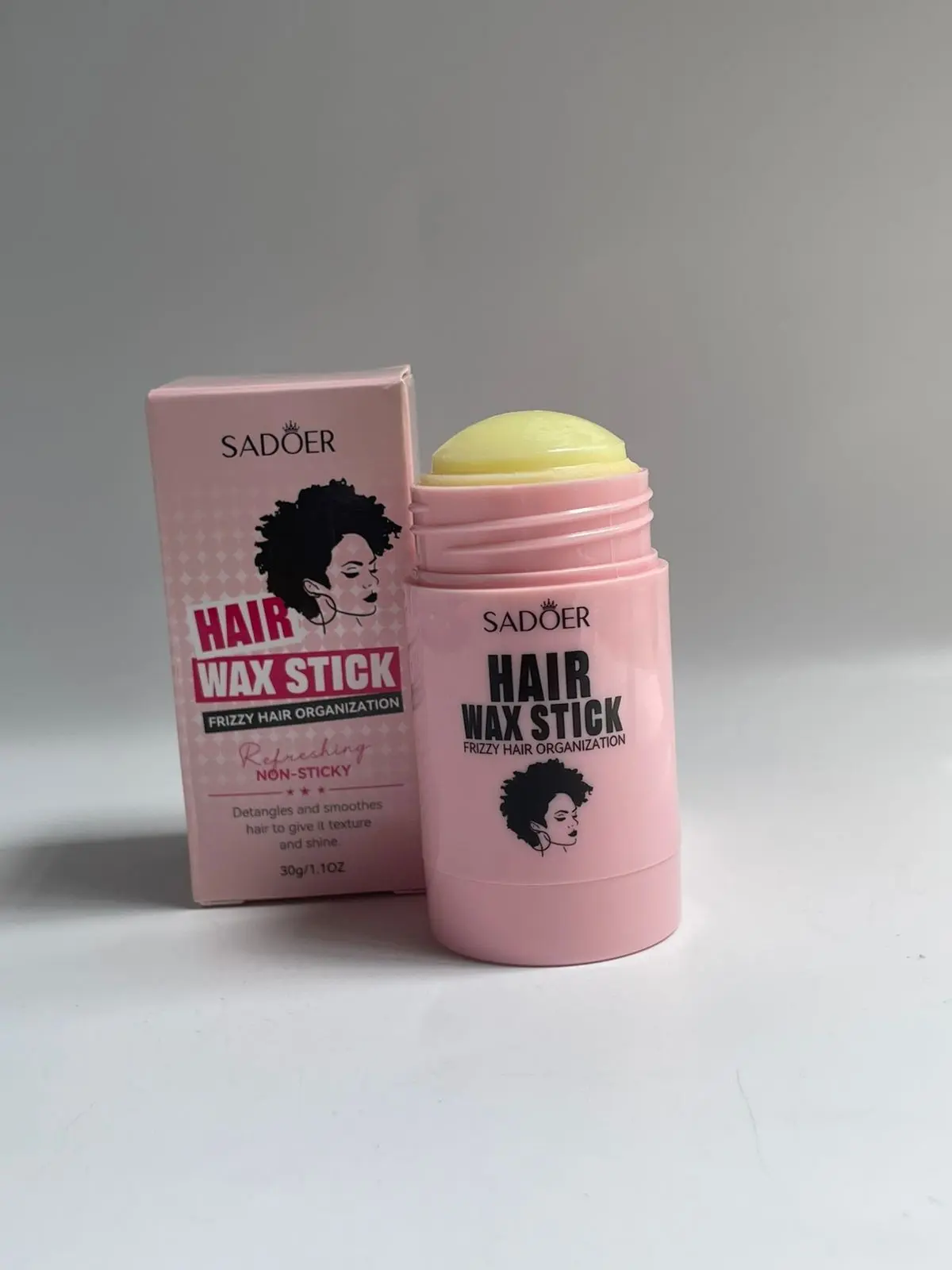 Barra de cera rosa Sadoer para control de frizz de 30 gramos con estuche y producto abierto