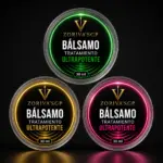Tres envases circulares de 30 ml de bálsamo con bordes brillantes en colores verde, amarillo y rosa sobre fondo negro.