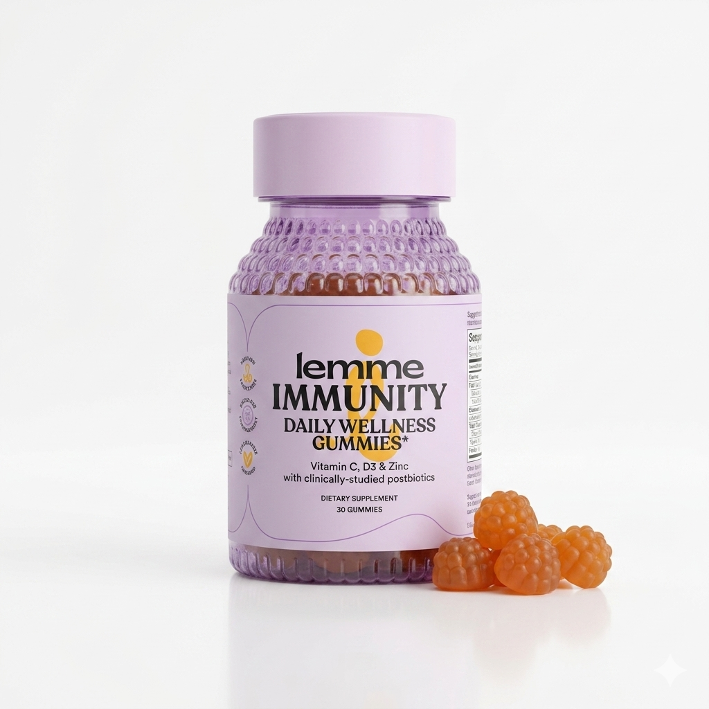 Frasco violeta de gomitas inmunitarias con tapa rosa, etiquetas descriptivas y un grupo de gomitas anaranjadas en forma de frambuesa al frente.