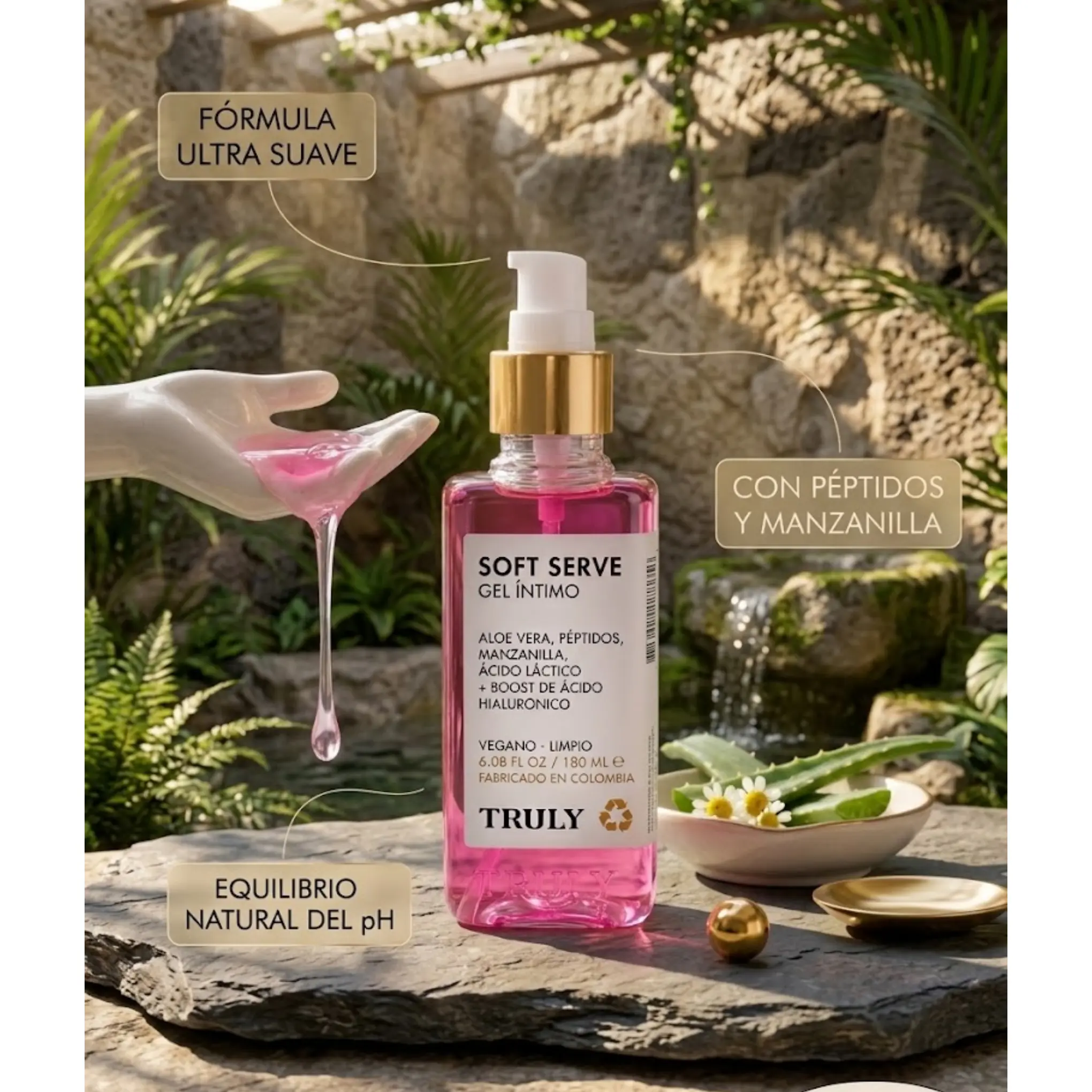 Gel íntimo rosado en envase transparente de 180 ml sobre piedra, con textura de fórmula suave, aloe vera, péptidos y manzanilla.