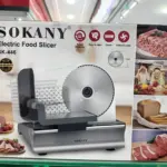 Cortadora eléctrica Sokany SK-446 de 500W en su empaque. Diseño plata y negro con cuchilla de acero de 20 cm para rebanar carnes y pan.