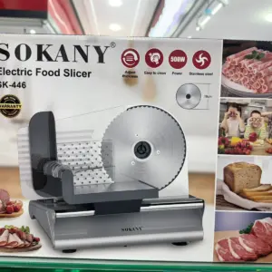 Cortadora eléctrica Sokany SK-446 de 500W en su empaque. Diseño plata y negro con cuchilla de acero de 20 cm para rebanar carnes y pan.