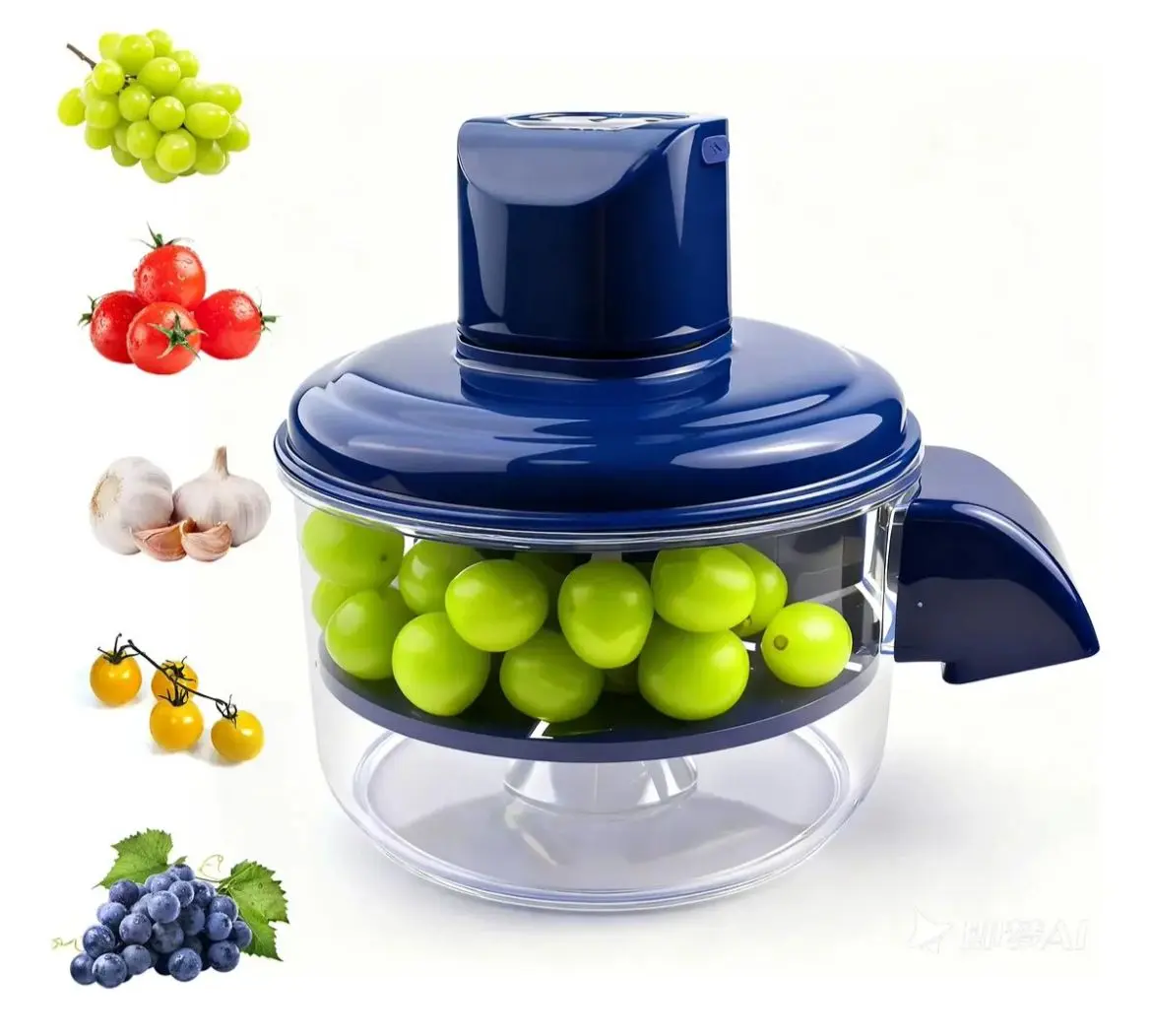 Picadora eléctrica inalámbrica azul con vaso transparente y cuchillas internas, procesando uvas verdes. A la izquierda, frutas y verduras de referencia.